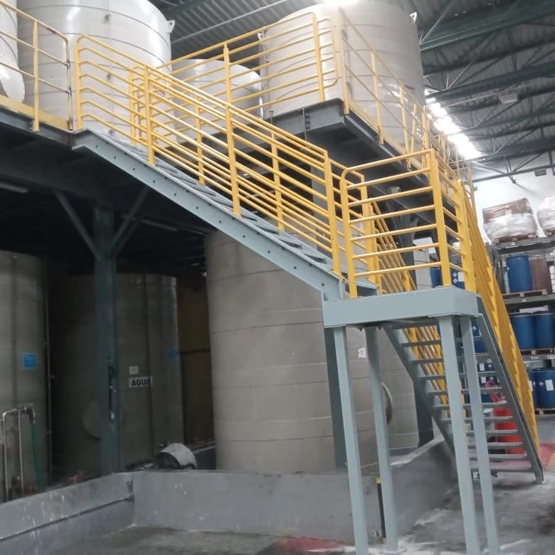 Escada metálica industrial com plataforma